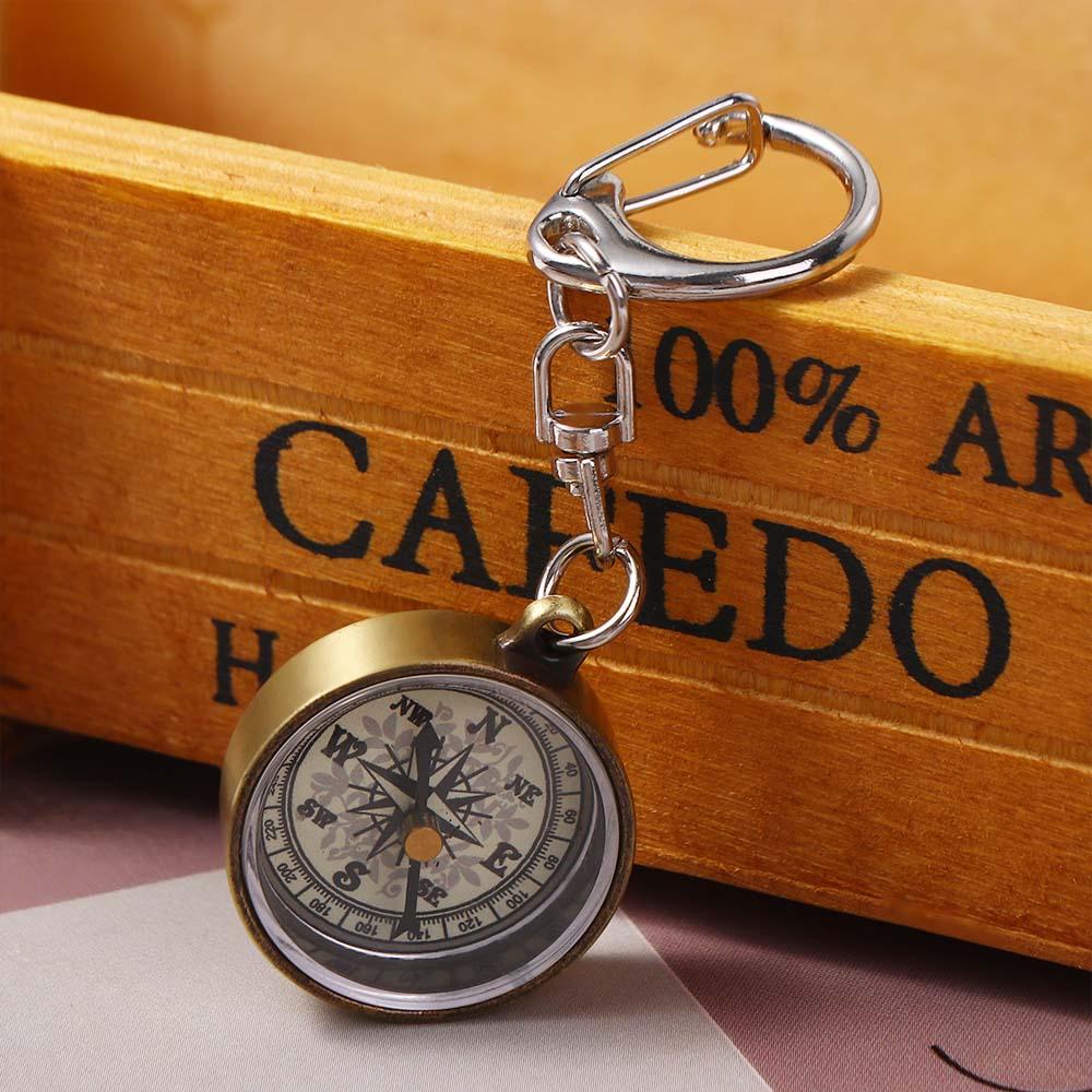 Compass Keychain Mini - ゴールドカラーのナビゲーションツールポータブル亜鉛合金ペンダントヴィンテージキーホルダーミニコンパスポケットコンパスキャンプコンパスキーリング