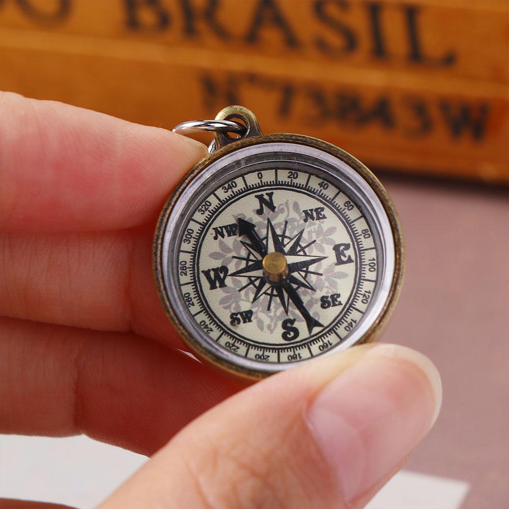 ゴールドカラーのナビゲーションツールポータブル亜鉛合金ペンダ - Compass Keychain Mini のレビューと価格